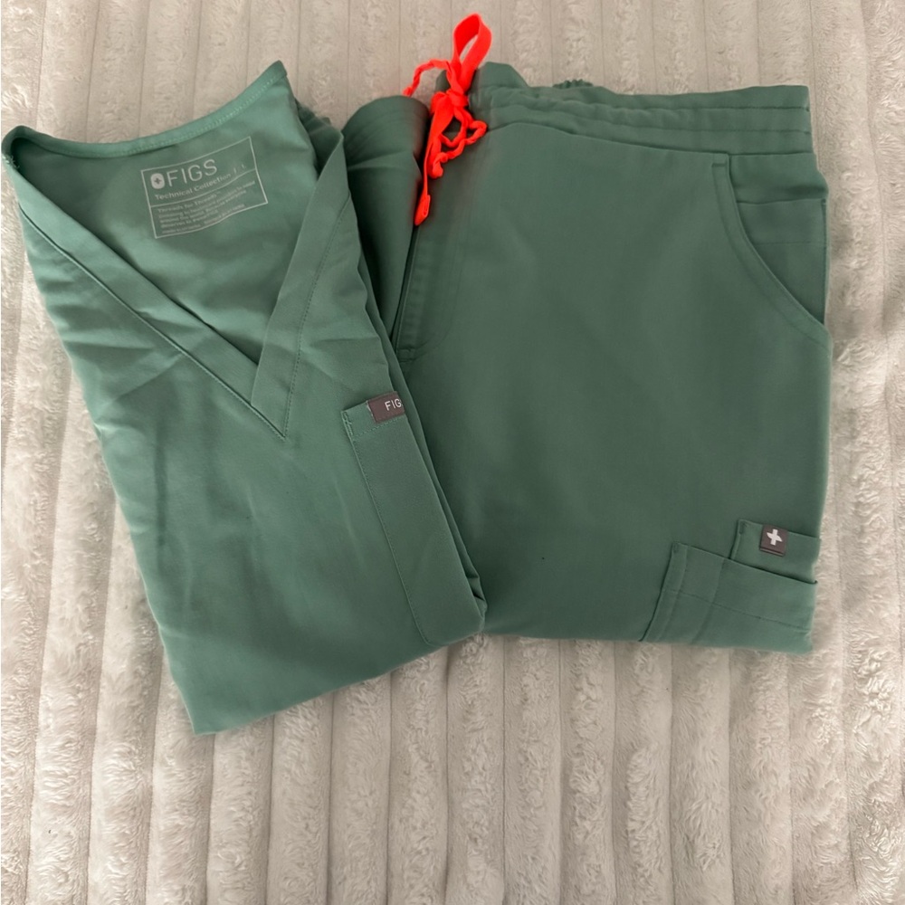 Figs women’s scrub set in Jade